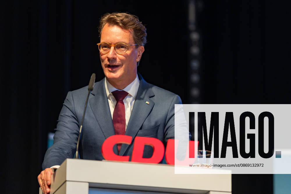 Festakt zu 150 Jahren Adenauer und 80 Jahren CDU Bad Honnef - 10.10.26 Rede von NRW Ministerpräsident Hendrik WÜST (CDU) - Festakt zu 150 Jahren Konrad Adenauer und 80 Jahren CDU Bad Honnef im Kursaal in Bad Honnef. Adenauer, der erste Bundeskanzler, wurde am 5. Januar 1876 geboren und lebte in Rhöndorf. Die CDU Bad Honnef feierte ihr 80-jähriges Bestehen. Bad Honnef Kursaal Nordrhein-Westfalen Deutschland