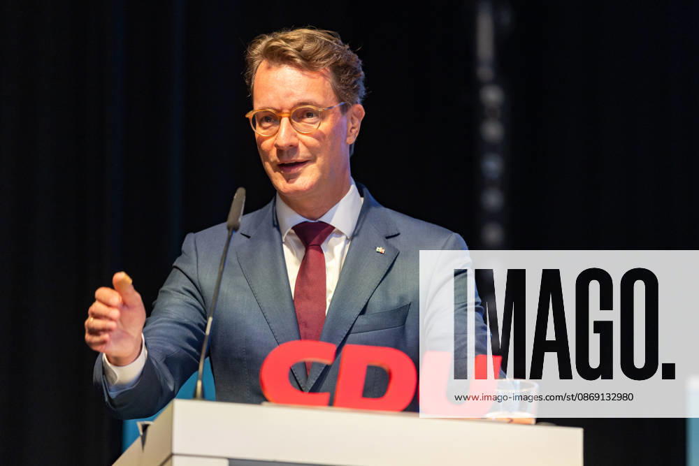 Festakt zu 150 Jahren Adenauer und 80 Jahren CDU Bad Honnef - 10.10.26 Rede von NRW Ministerpräsident Hendrik WÜST (CDU) - Festakt zu 150 Jahren Konrad Adenauer und 80 Jahren CDU Bad Honnef im Kursaal in Bad Honnef. Adenauer, der erste Bundeskanzler, wurde am 5. Januar 1876 geboren und lebte in Rhöndorf. Die CDU Bad Honnef feierte ihr 80-jähriges Bestehen. Bad Honnef Kursaal Nordrhein-Westfalen Deutschland