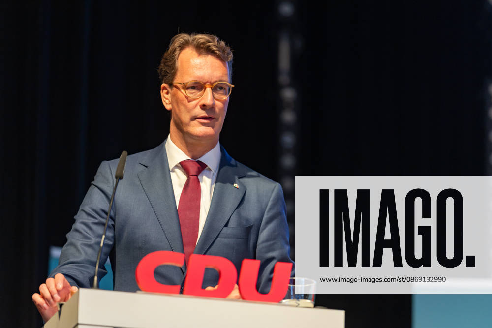 Festakt zu 150 Jahren Adenauer und 80 Jahren CDU Bad Honnef - 10.10.26 Rede von NRW Ministerpräsident Hendrik WÜST (CDU) - Festakt zu 150 Jahren Konrad Adenauer und 80 Jahren CDU Bad Honnef im Kursaal in Bad Honnef. Adenauer, der erste Bundeskanzler, wurde am 5. Januar 1876 geboren und lebte in Rhöndorf. Die CDU Bad Honnef feierte ihr 80-jähriges Bestehen. Bad Honnef Kursaal Nordrhein-Westfalen Deutschland