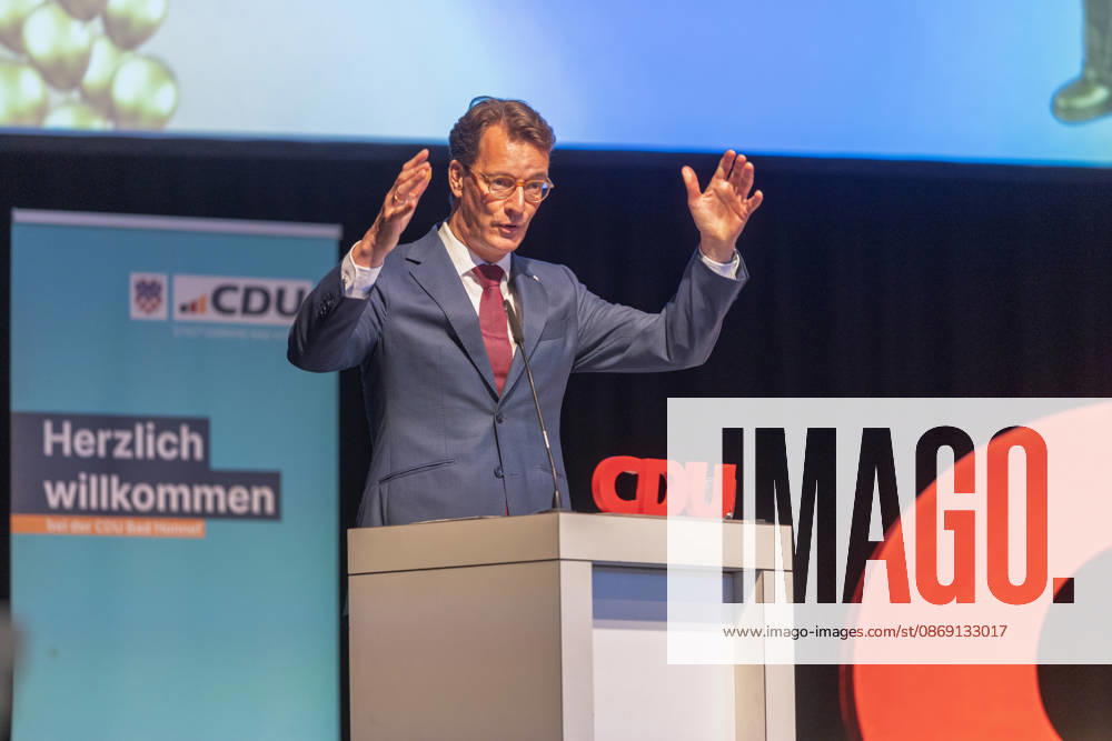 Festakt zu 150 Jahren Adenauer und 80 Jahren CDU Bad Honnef - 10.10.26 Rede von NRW Ministerpräsident Hendrik WÜST (CDU) - Festakt zu 150 Jahren Konrad Adenauer und 80 Jahren CDU Bad Honnef im Kursaal in Bad Honnef. Adenauer, der erste Bundeskanzler, wurde am 5. Januar 1876 geboren und lebte in Rhöndorf. Die CDU Bad Honnef feierte ihr 80-jähriges Bestehen. Bad Honnef Kursaal Nordrhein-Westfalen Deutschland