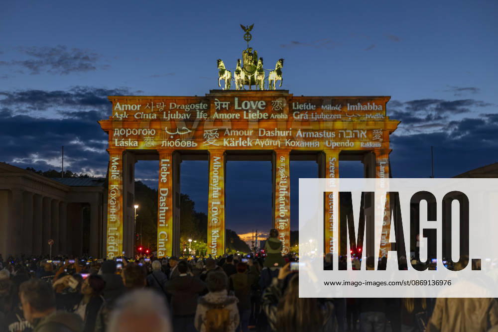 Festival of Lights , Lichterfest in der Innenstadt, Berlin, 10.10.2026 Brandenburger Tor, 22. BERLIN FESTIVAL OF LIGHTS, Motto: Colours of Love, Lichtinstallationen, 10.10.2026, Berlin, Deutschland < english> Brandenburg Gate, 22nd Berlin Festival of Lights, Theme: Colours of Love, light installations, October 10, 2026, Berlin, Germany Berlin Innenstadt Berlin Deutschland, Germany