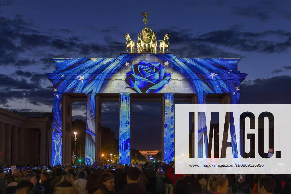 Festival of Lights , Lichterfest in der Innenstadt, Berlin, 10.10.2026 Brandenburger Tor, 22. BERLIN FESTIVAL OF LIGHTS, Motto: Colours of Love, Lichtinstallationen, 10.10.2026, Berlin, Deutschland < english> Brandenburg Gate, 22nd Berlin Festival of Lights, Theme: Colours of Love, light installations, October 10, 2026, Berlin, Germany Berlin Innenstadt Berlin Deutschland, Germany