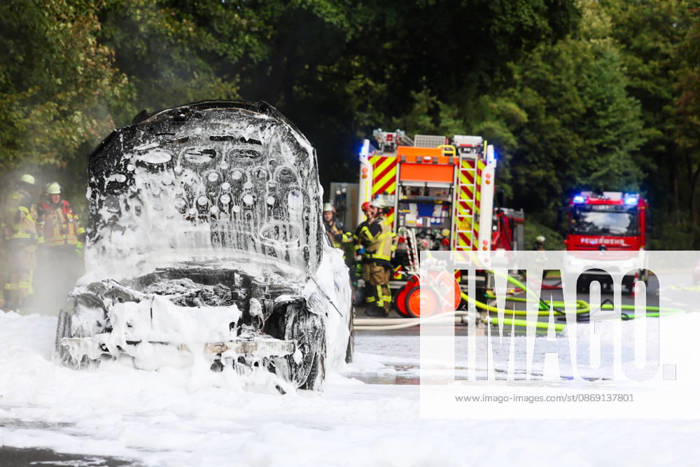 PKW brannte - auslaufender Kraftstoff brannte auf allen Fahrspuren Eine große Rauchsäule wies den Feuerwehrleuten am Samstagnachmittag gegen 16:20 Uhr bereits den Weg zum Brandort. Auf der Straße Frankfurter Damm war ein Mercedes PKW in Richtung Wald fahrend, plötzlich in Flammen aufgegangen. Andere Autofahrer hatten den Pkw-Fahrer durch Hupen auf einen Entstehungsbrand am Fahrzeug hingewiesen. Kurz nachdem der junge Mann den PKW zum Stillstand gebracht hatte riss offenbar eine Kraftstoffleitung und brennender Kraftstoff lief die Straße entlang. Als die Einsatzkräfte der Solinger Feuerwehr eintrafen, brannte es bereits großflächig auf beiden Fahrspuren. Unverzüglich wurde eine Brandbekämpfung eingeleitet, hierbei unterstützten