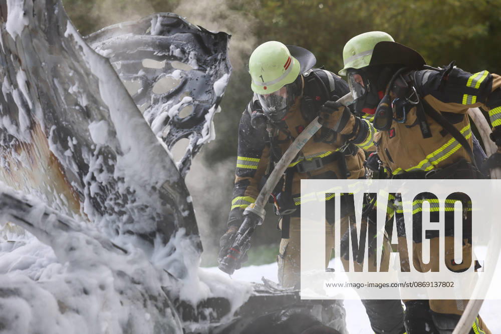 PKW brannte - auslaufender Kraftstoff brannte auf allen Fahrspuren Eine große Rauchsäule wies den Feuerwehrleuten am Samstagnachmittag gegen 16:20 Uhr bereits den Weg zum Brandort. Auf der Straße Frankfurter Damm war ein Mercedes PKW in Richtung Wald fahrend, plötzlich in Flammen aufgegangen. Andere Autofahrer hatten den Pkw-Fahrer durch Hupen auf einen Entstehungsbrand am Fahrzeug hingewiesen. Kurz nachdem der junge Mann den PKW zum Stillstand gebracht hatte riss offenbar eine Kraftstoffleitung und brennender Kraftstoff lief die Straße entlang. Als die Einsatzkräfte der Solinger Feuerwehr eintrafen, brannte es bereits großflächig auf beiden Fahrspuren. Unverzüglich wurde eine Brandbekämpfung eingeleitet, hierbei unterstützten