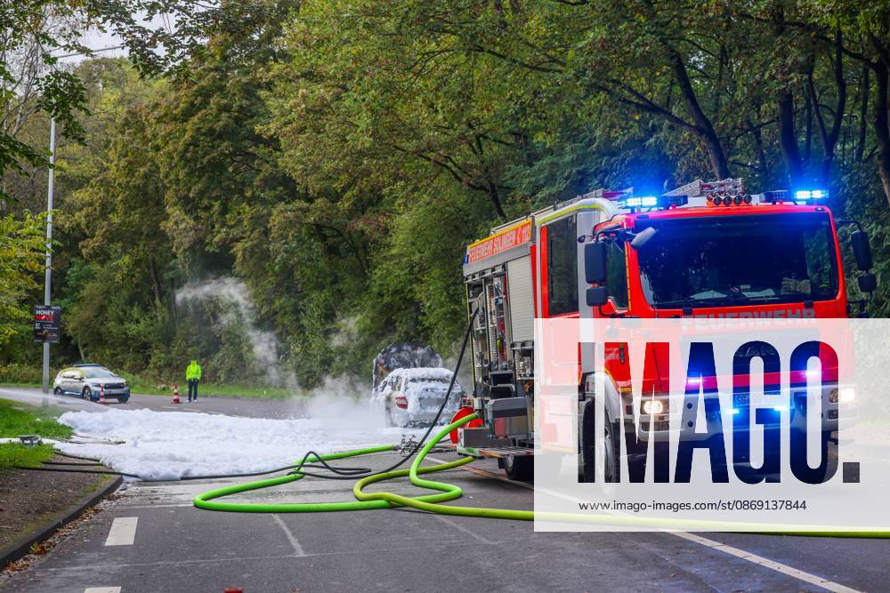 PKW brannte - auslaufender Kraftstoff brannte auf allen Fahrspuren Eine große Rauchsäule wies den Feuerwehrleuten am Samstagnachmittag gegen 16:20 Uhr bereits den Weg zum Brandort. Auf der Straße Frankfurter Damm war ein Mercedes PKW in Richtung Wald fahrend, plötzlich in Flammen aufgegangen. Andere Autofahrer hatten den Pkw-Fahrer durch Hupen auf einen Entstehungsbrand am Fahrzeug hingewiesen. Kurz nachdem der junge Mann den PKW zum Stillstand gebracht hatte riss offenbar eine Kraftstoffleitung und brennender Kraftstoff lief die Straße entlang. Als die Einsatzkräfte der Solinger Feuerwehr eintrafen, brannte es bereits großflächig auf beiden Fahrspuren. Unverzüglich wurde eine Brandbekämpfung eingeleitet, hierbei unterstützten