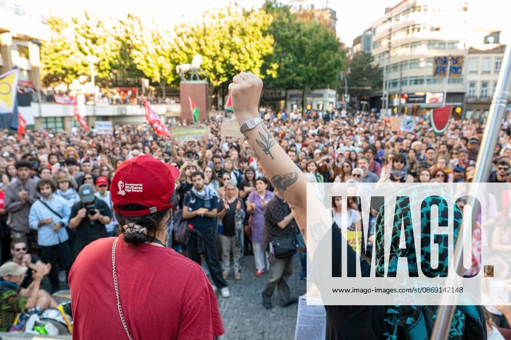 Protest against cost of living measures in Portugal. Porto (Portugal), October 10, 2026 - Protest Politics Housing - Catarina Martins, Member of the European Parliament, to which she was elected in July 2024 by the Left Bloc. During an event with hundreds of people who gathered to protest in Praca de D. Joao I in Porto, demonstrators demanded measures to address the cost of living and the housing crisis, this Saturday, October 10, 2026.(Foto: Andre Ribeiro Thenews2 imago images) Protest against cost of living measures in Portugal.