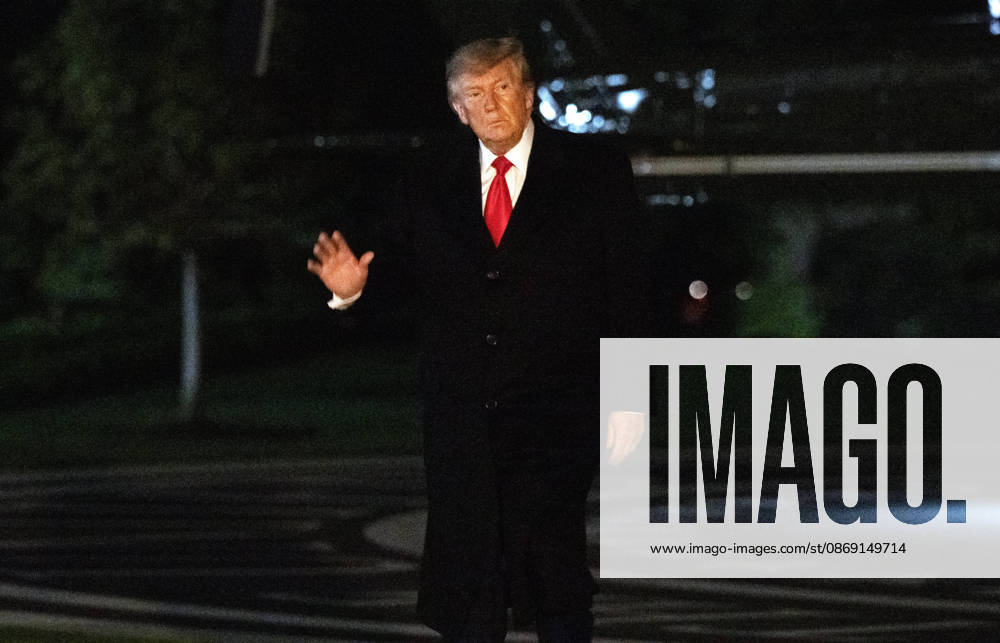 DC: Trump Returns from Clarksville, TN United States President Donald J Trump waves to the media as he walks to the residence on the South Lawn of the White House in Washington, DC, USA, from Clarksville, Tennessee, following a campaign rally for Tennessee Republican candidates on the ballot in November, on Saturday, October 10, 2026. Credit: Ron Sachs Pool via CNP Washington District of Columbia United States
