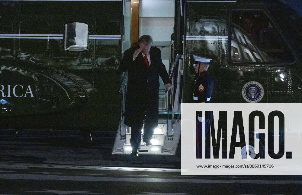 DC: Trump Returns from Clarksville, TN United States President Donald J Trump salutes the Marine Guard as he arrives on the South Lawn of the White House in Washington, DC, USA, from Clarksville, Tennessee, following a campaign rally for Tennessee Republican candidates on the ballot in November, on Saturday, October 10, 2026. Credit: Ron Sachs Pool via CNP Washington District of Columbia United States