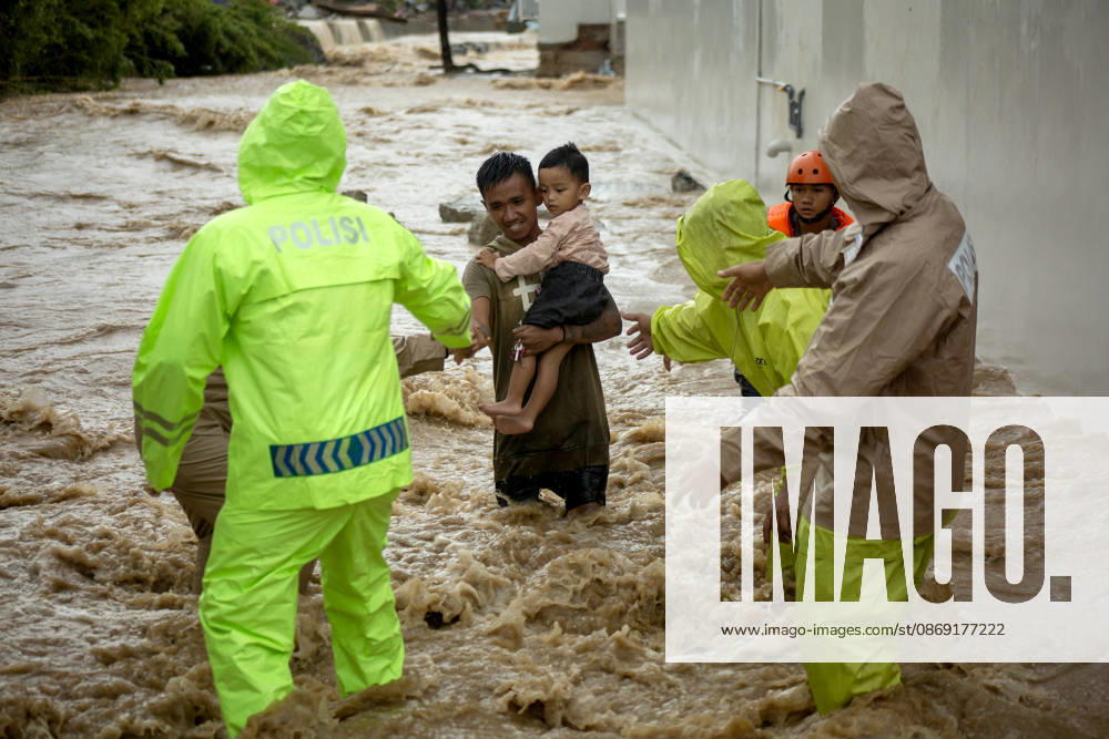 (261011) -- PADANG, Oct. 11, 2026 -- Rescuers evacuate residents from floodwaters after heavy rain hit Padang in West Sumatra Province, Indonesia, Oct. 10, 2026. (Photo by Xinhua) INDONESIA-PADANG-FLOOD AndrixMardinsyah