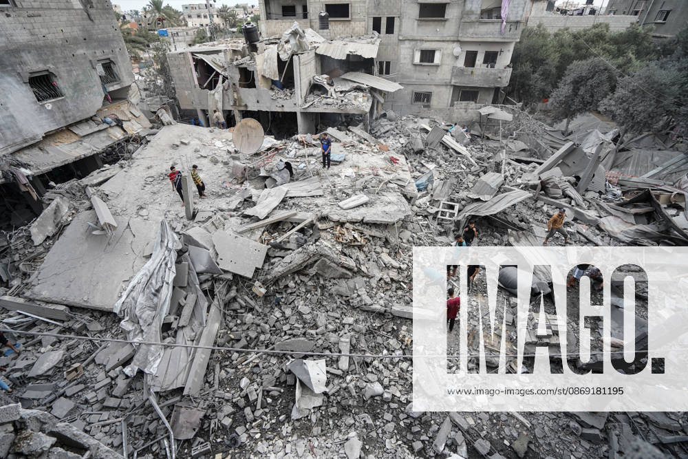 Israeli attack on Az-Zawayda area in Gaza DEIR AL-BALAH, GAZA, PALESTINE - OCTOBER 11: People search through the rubble of a building belonging to the Buheysi family following an Israeli airstrike in the town of Az-Zawayda, near Deir al-Balah in the central Gaza Strip, on October 11, 2026. Israeli forces carried out the strike despite the ceasefire, destroying the building and damaging surrounding structures. Adam Bilal Anadolu Deir Al-Balah Gaza. Editorial use only. Please get in touch for any other usage.