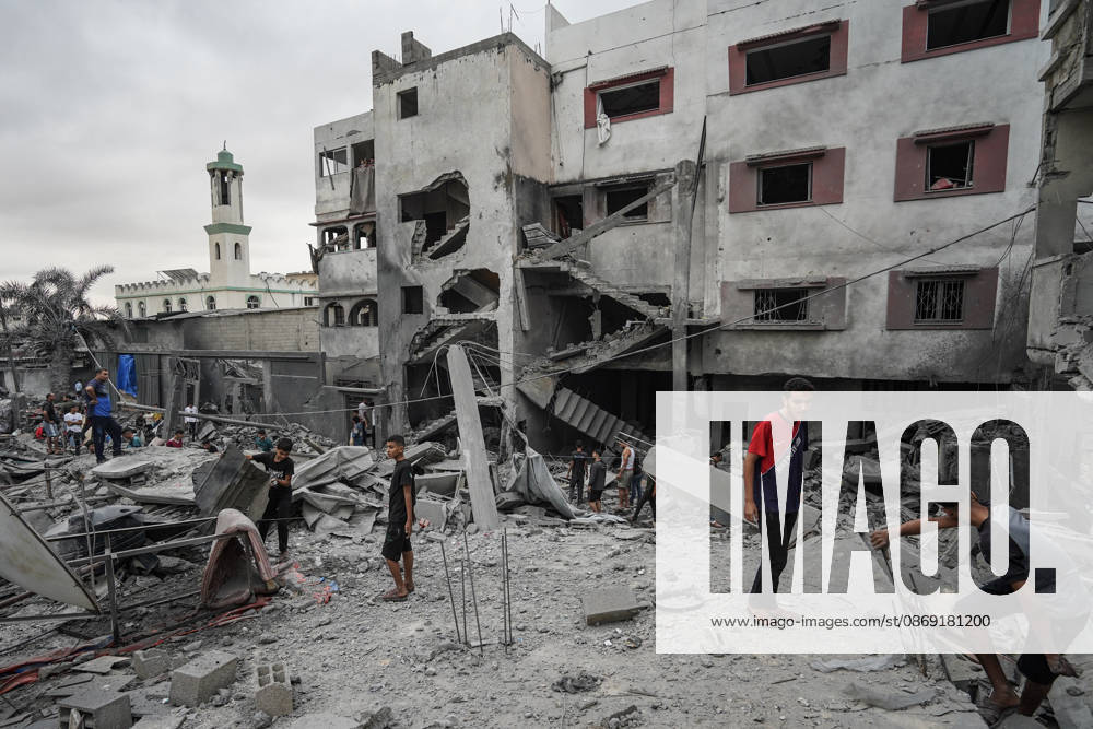 Israeli attack on Az-Zawayda area in Gaza DEIR AL-BALAH, GAZA, PALESTINE - OCTOBER 11: People search through the rubble of a building belonging to the Buheysi family following an Israeli airstrike in the town of Az-Zawayda, near Deir al-Balah in the central Gaza Strip, on October 11, 2026. Israeli forces carried out the strike despite the ceasefire, destroying the building and damaging surrounding structures. Adam Bilal Anadolu Deir Al-Balah Gaza. Editorial use only. Please get in touch for any other usage.