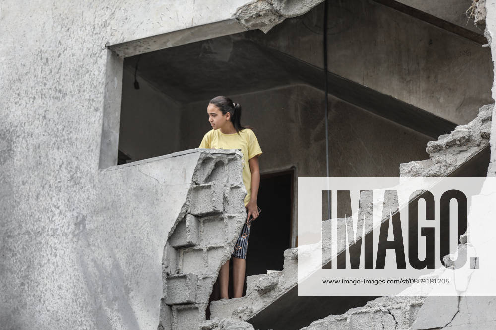 Israeli attack on Az-Zawayda area in Gaza DEIR AL-BALAH, GAZA, PALESTINE - OCTOBER 11: A girl stands on a damaged staircase inside a building following an Israeli airstrike targeting a building belonging to the Buheysi family in the town of Az-Zawayda, near Deir al-Balah in the central Gaza Strip, on October 11, 2026. Israeli forces carried out the strike despite the ceasefire, destroying the targeted building and damaging surrounding structures. Adam Bilal Anadolu Deir Al-Balah Gaza. Editorial use only. Please get in touch for any other usage.