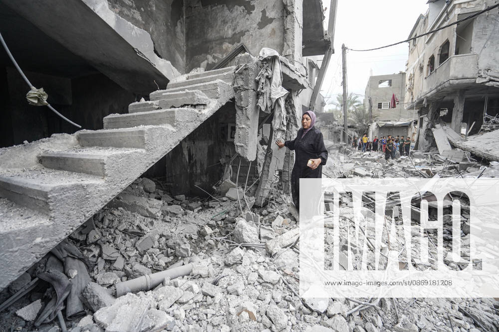 Israeli attack on Az-Zawayda area in Gaza DEIR AL-BALAH, GAZA, PALESTINE - OCTOBER 11: A woman stands amid the rubble near a damaged staircase following an Israeli airstrike targeting a building belonging to the Buheysi family in the town of Az-Zawayda, near Deir al-Balah in the central Gaza Strip, on October 11, 2026. Israeli forces carried out the strike despite the ceasefire, destroying the targeted building and damaging surrounding structures. Adam Bilal Anadolu Deir Al-Balah Gaza. Editorial use only. Please get in touch for any other usage.