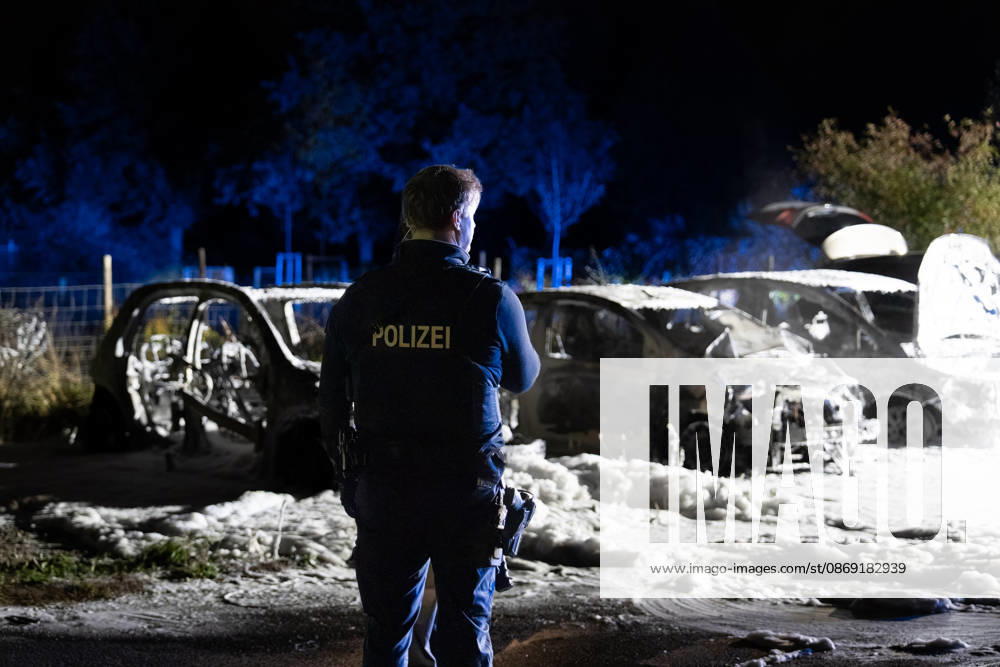 Drei Autos in Vollbrand Polizei ermittelt wegen Brandstiftung Seitenscheiben eingeworfen Am 11.10.2026 brannten gegen 00:20 Uhr in der Kapellenstraße im Rödermarker Stadtteil Ober-Roden auf einem privaten Schotterparkplatz drei Pkw in Vollbrand. Die Feuerwehr Rödermark Ober-Roden löschte die Fahrzeuge mit Schaum, von ihnen blieb laut Polizei nur das Chassis erkennbar. Ein Übergreifen auf die Pkw links und rechts wurde verhindert, vor Ort waren 14 Einsatzkräfte der Feuerwehr und 2 Beamte der Polizei. Bei weiteren abgestellten Pkw waren die Seitenscheiben augenscheinlich eingeworfen worden, die Polizei ermittelt wegen Vandalismus und Brandstiftung. Der Gesamtschaden wird auf etwa 15.000 Euro geschätzt. Rödermark Ober-Roden Hes