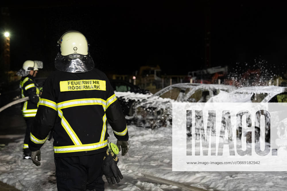 Drei Autos in Vollbrand Polizei ermittelt wegen Brandstiftung Seitenscheiben eingeworfen Am 11.10.2026 brannten gegen 00:20 Uhr in der Kapellenstraße im Rödermarker Stadtteil Ober-Roden auf einem privaten Schotterparkplatz drei Pkw in Vollbrand. Die Feuerwehr Rödermark Ober-Roden löschte die Fahrzeuge mit Schaum, von ihnen blieb laut Polizei nur das Chassis erkennbar. Ein Übergreifen auf die Pkw links und rechts wurde verhindert, vor Ort waren 14 Einsatzkräfte der Feuerwehr und 2 Beamte der Polizei. Bei weiteren abgestellten Pkw waren die Seitenscheiben augenscheinlich eingeworfen worden, die Polizei ermittelt wegen Vandalismus und Brandstiftung. Der Gesamtschaden wird auf etwa 15.000 Euro geschätzt. Rödermark Ober-Roden Hes