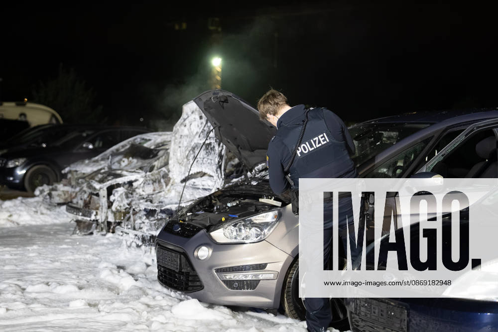 Drei Autos in Vollbrand Polizei ermittelt wegen Brandstiftung Seitenscheiben eingeworfen Am 11.10.2026 brannten gegen 00:20 Uhr in der Kapellenstraße im Rödermarker Stadtteil Ober-Roden auf einem privaten Schotterparkplatz drei Pkw in Vollbrand. Die Feuerwehr Rödermark Ober-Roden löschte die Fahrzeuge mit Schaum, von ihnen blieb laut Polizei nur das Chassis erkennbar. Ein Übergreifen auf die Pkw links und rechts wurde verhindert, vor Ort waren 14 Einsatzkräfte der Feuerwehr und 2 Beamte der Polizei. Bei weiteren abgestellten Pkw waren die Seitenscheiben augenscheinlich eingeworfen worden, die Polizei ermittelt wegen Vandalismus und Brandstiftung. Der Gesamtschaden wird auf etwa 15.000 Euro geschätzt. Rödermark Ober-Roden Hes
