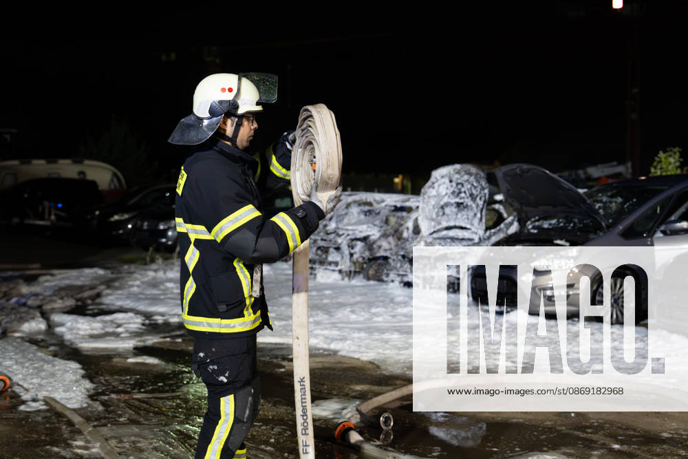 Drei Autos in Vollbrand Polizei ermittelt wegen Brandstiftung Seitenscheiben eingeworfen Am 11.10.2026 brannten gegen 00:20 Uhr in der Kapellenstraße im Rödermarker Stadtteil Ober-Roden auf einem privaten Schotterparkplatz drei Pkw in Vollbrand. Die Feuerwehr Rödermark Ober-Roden löschte die Fahrzeuge mit Schaum, von ihnen blieb laut Polizei nur das Chassis erkennbar. Ein Übergreifen auf die Pkw links und rechts wurde verhindert, vor Ort waren 14 Einsatzkräfte der Feuerwehr und 2 Beamte der Polizei. Bei weiteren abgestellten Pkw waren die Seitenscheiben augenscheinlich eingeworfen worden, die Polizei ermittelt wegen Vandalismus und Brandstiftung. Der Gesamtschaden wird auf etwa 15.000 Euro geschätzt. Rödermark Ober-Roden Hes