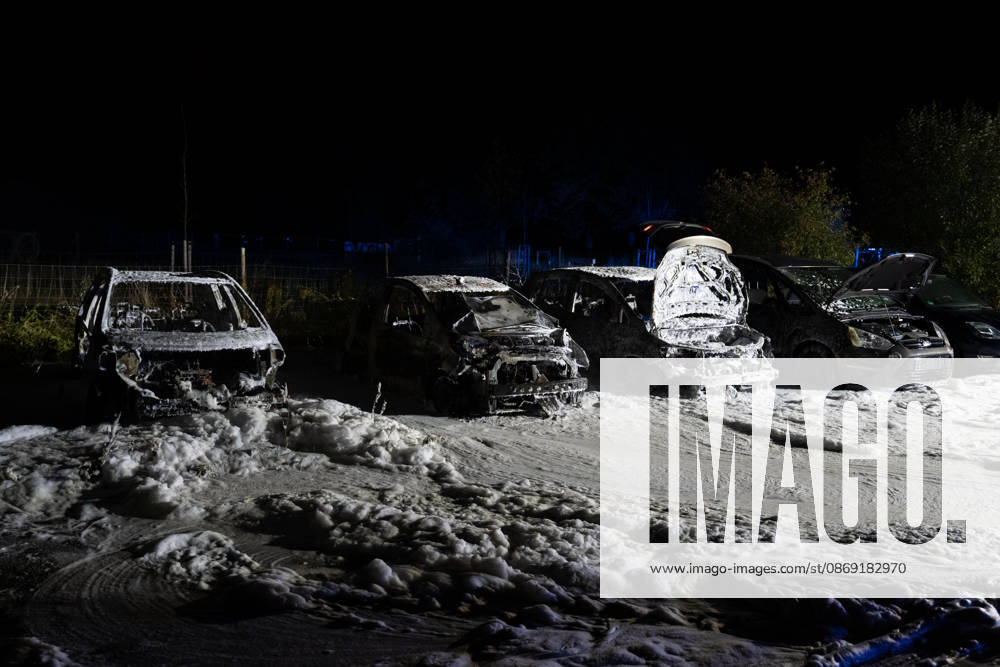 Drei Autos in Vollbrand Polizei ermittelt wegen Brandstiftung Seitenscheiben eingeworfen Am 11.10.2026 brannten gegen 00:20 Uhr in der Kapellenstraße im Rödermarker Stadtteil Ober-Roden auf einem privaten Schotterparkplatz drei Pkw in Vollbrand. Die Feuerwehr Rödermark Ober-Roden löschte die Fahrzeuge mit Schaum, von ihnen blieb laut Polizei nur das Chassis erkennbar. Ein Übergreifen auf die Pkw links und rechts wurde verhindert, vor Ort waren 14 Einsatzkräfte der Feuerwehr und 2 Beamte der Polizei. Bei weiteren abgestellten Pkw waren die Seitenscheiben augenscheinlich eingeworfen worden, die Polizei ermittelt wegen Vandalismus und Brandstiftung. Der Gesamtschaden wird auf etwa 15.000 Euro geschätzt. Rödermark Ober-Roden Hes