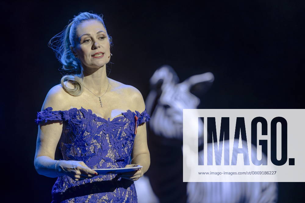 Ruth Moschner moderiert die 18. HOPE Gala (gemeinsam mit Benjamin Bieneck) im Schauspielhaus Dresden. Die HOPE-Gala Dresden ist eine Benefizveranstaltung, die das Kinderprojekt HOPE Cape Town in Südafrika in seinem Engagement für Gesundheit, Förderung und Bildung von Kindern und jungen Erwachsenen in den Townships rund um Kapstadt unterstützt.