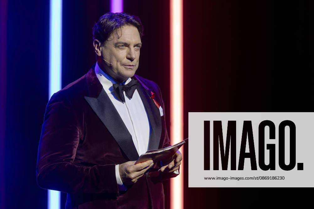 Benjamin Bieneck moderiert (gemeinsam mit Ruth Moschner) die 18. HOPE Gala im Schauspielhaus Dresden. Die HOPE-Gala Dresden ist eine Benefizveranstaltung, die das Kinderprojekt HOPE Cape Town in Südafrika in seinem Engagement für Gesundheit, Förderung und Bildung von Kindern und jungen Erwachsenen in den Townships rund um Kapstadt unterstützt.
