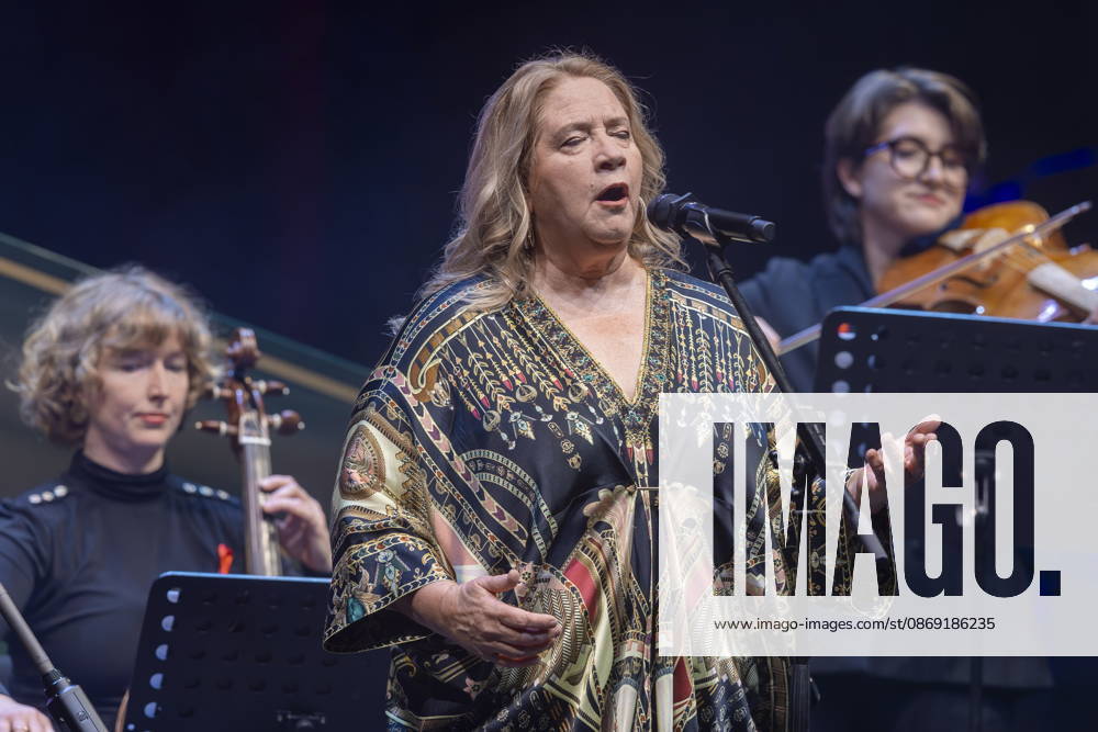Auftritt von Kathy Kelly & Camerata Musikus(s) mit Milko Kersten während der 18. HOPE Gala im Schauspielhaus Dresden. Die HOPE-Gala Dresden ist eine Benefizveranstaltung, die das Kinderprojekt HOPE Cape Town in Südafrika in seinem Engagement für Gesundheit, Förderung und Bildung von Kindern und jungen Erwachsenen in den Townships rund um Kapstadt unterstützt.