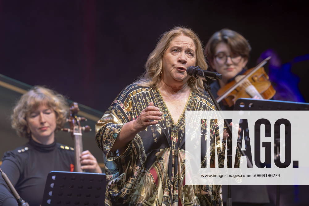Auftritt von Kathy Kelly & Camerata Musikus(s) mit Milko Kersten während der 18. HOPE Gala im Schauspielhaus Dresden. Die HOPE-Gala Dresden ist eine Benefizveranstaltung, die das Kinderprojekt HOPE Cape Town in Südafrika in seinem Engagement für Gesundheit, Förderung und Bildung von Kindern und jungen Erwachsenen in den Townships rund um Kapstadt unterstützt.