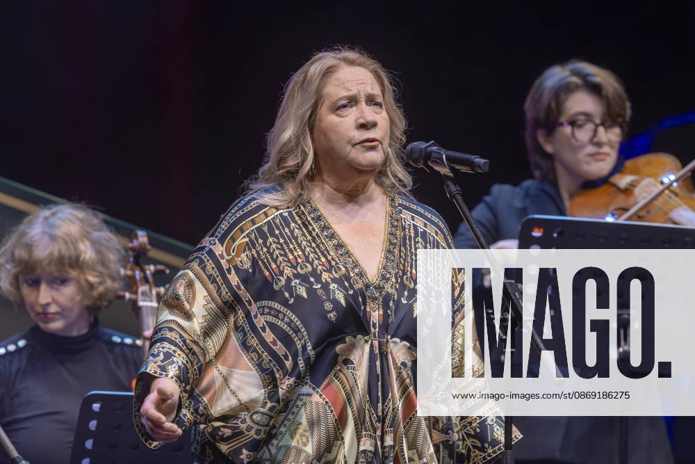 Auftritt von Kathy Kelly & Camerata Musikus(s) mit Milko Kersten während der 18. HOPE Gala im Schauspielhaus Dresden. Die HOPE-Gala Dresden ist eine Benefizveranstaltung, die das Kinderprojekt HOPE Cape Town in Südafrika in seinem Engagement für Gesundheit, Förderung und Bildung von Kindern und jungen Erwachsenen in den Townships rund um Kapstadt unterstützt.