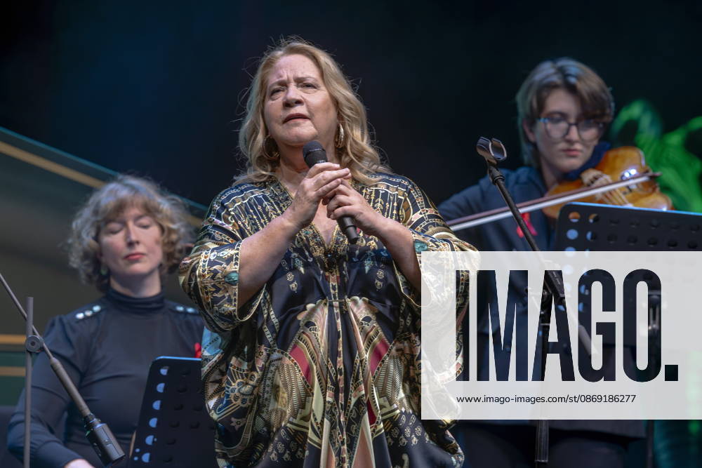 Auftritt von Kathy Kelly & Camerata Musikus(s) mit Milko Kersten während der 18. HOPE Gala im Schauspielhaus Dresden. Die HOPE-Gala Dresden ist eine Benefizveranstaltung, die das Kinderprojekt HOPE Cape Town in Südafrika in seinem Engagement für Gesundheit, Förderung und Bildung von Kindern und jungen Erwachsenen in den Townships rund um Kapstadt unterstützt.