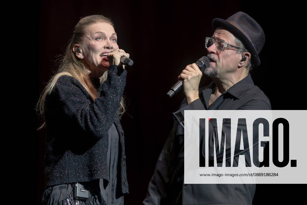 Auftritt von Sängerin Anna Loos mit Jan Josef Liefers & Radio Doria während der 18. HOPE Gala im Schauspielhaus Dresden. Die HOPE-Gala Dresden ist eine Benefizveranstaltung, die das Kinderprojekt HOPE Cape Town in Südafrika in seinem Engagement für Gesundheit, Förderung und Bildung von Kindern und jungen Erwachsenen in den Townships rund um Kapstadt unterstützt.