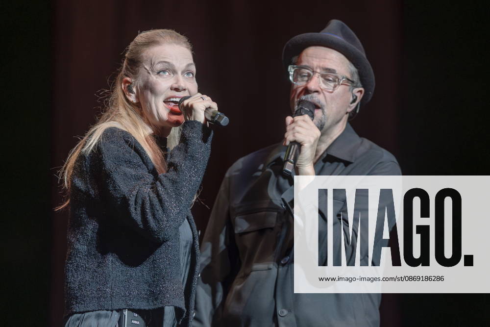 Auftritt von Sängerin Anna Loos mit Jan Josef Liefers & Radio Doria während der 18. HOPE Gala im Schauspielhaus Dresden. Die HOPE-Gala Dresden ist eine Benefizveranstaltung, die das Kinderprojekt HOPE Cape Town in Südafrika in seinem Engagement für Gesundheit, Förderung und Bildung von Kindern und jungen Erwachsenen in den Townships rund um Kapstadt unterstützt.