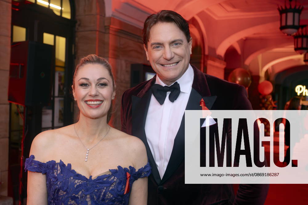 Ruth Moschner und Benjamin Bieneck sind die Moderatoren der 18. HOPE Gala im Schauspielhaus Dresden. Die HOPE-Gala Dresden ist eine Benefizveranstaltung, die das Kinderprojekt HOPE Cape Town in Südafrika in seinem Engagement für Gesundheit, Förderung und Bildung von Kindern und jungen Erwachsenen in den Townships rund um Kapstadt unterstützt.