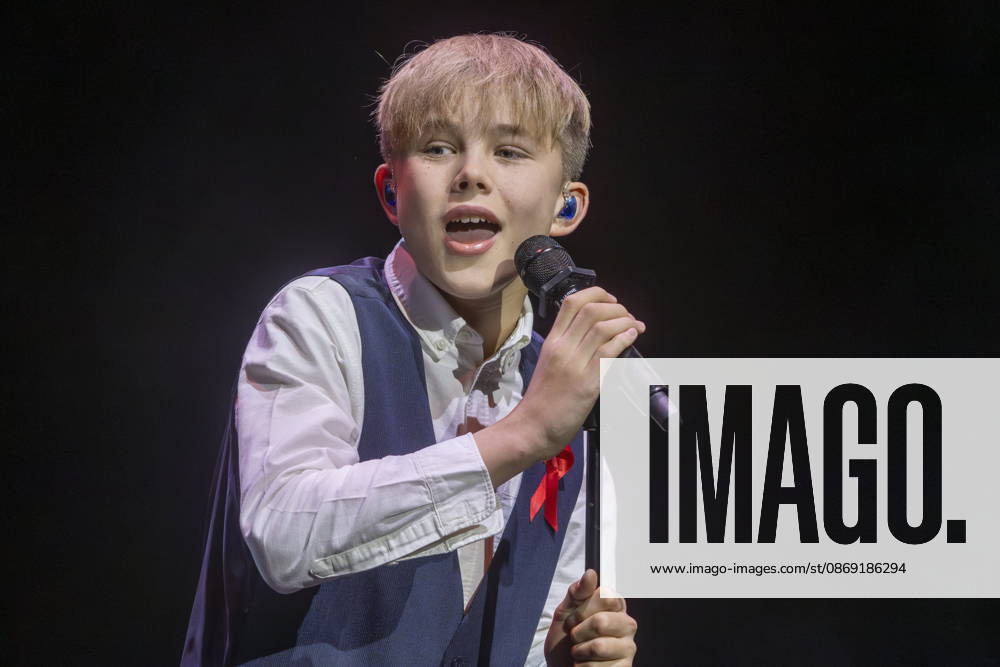 Auftritt von Bjarne - u.a.- bekannt durch seine Teilnahme bei The Voice Kids und dem Junior Eurovision Song Contest (JESC) 2024 während der 18. HOPE Gala im Schauspielhaus Dresden. Die HOPE-Gala Dresden ist eine Benefizveranstaltung, die das Kinderprojekt ãHOPE Cape TownÒ in Südafrika in seinem Engagement für Gesundheit, Förderung und Bildung von Kindern und jungen Erwachsenen in den Townships rund um Kapstadt unterstützt.