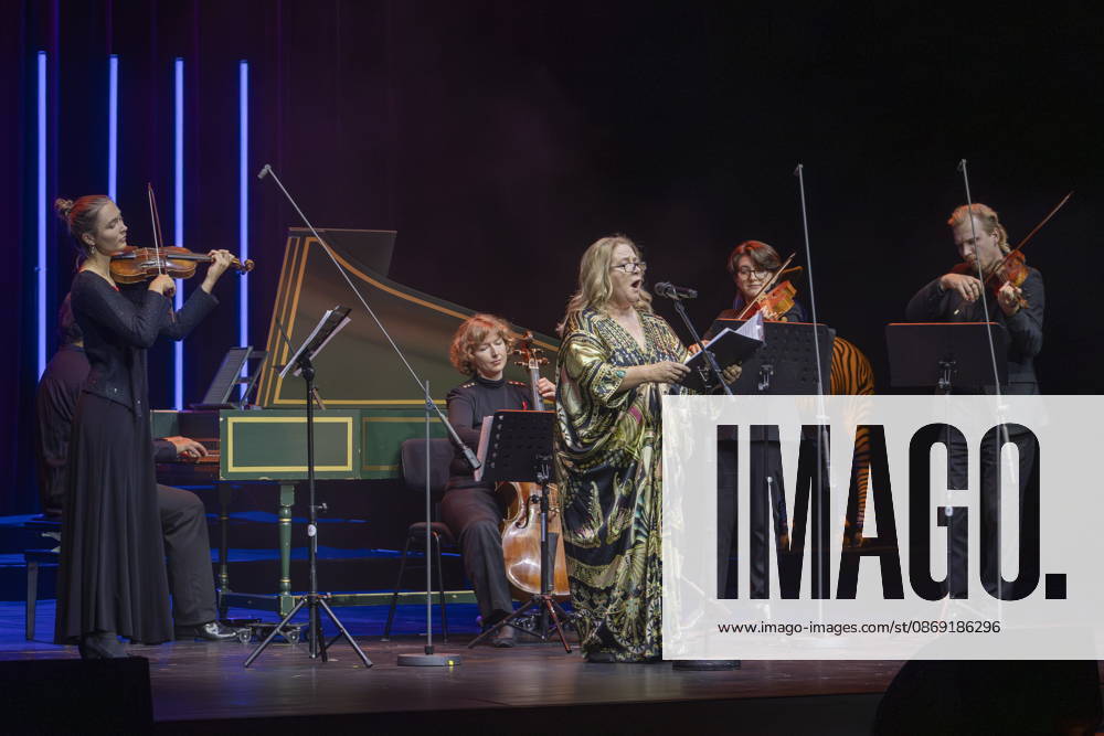 Auftritt von Kathy Kelly & Camerata Musikus(s) mit Milko Kersten während der 18. HOPE Gala im Schauspielhaus Dresden. Die HOPE-Gala Dresden ist eine Benefizveranstaltung, die das Kinderprojekt ãHOPE Cape TownÒ in Südafrika in seinem Engagement für Gesundheit, Förderung und Bildung von Kindern und jungen Erwachsenen in den Townships rund um Kapstadt unterstützt.