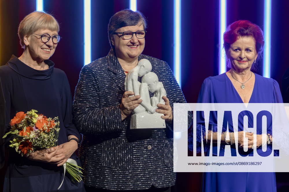 Dr. Maria Decker (Mitte) nimmt den HOPE Award stellvertretend für SOLWODI Schwester Lea Ackermann (SOLidarity with WOmen in DIstress - Solidarität mit Frauen in Not).) entgegen während der 18. HOPE Gala im Schauspielhaus Dresden. Links im Bild Inge Bell (Laudatorin) und rechts Viola Klein n(Initiatorin Hope Gala). Die HOPE-Gala Dresden ist eine Benefizveranstaltung, die das Kinderprojekt ãHOPE Cape TownÒ in Südafrika in seinem Engagement für Gesundheit, Förderung und Bildung von Kindern und jungen Erwachsenen in den Townships rund um Kapstadt unterstützt.