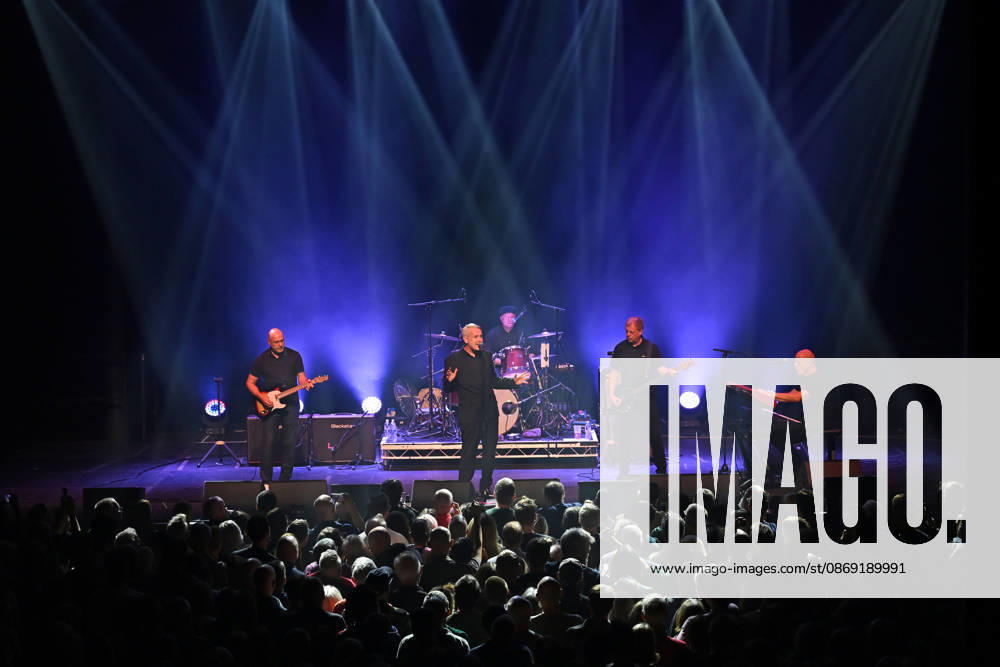 ˜Gene performing at Roundhouse, London LONDON, ENGLAND - OCTOBER 10: Steve Mason, Martin Rossiter, Matt James, Kevin Miles and Mick Talbot of ˜Gene performing at Roundhouse, Chalk Farm on October 10 in London, England. CAP MAR MAR Great Britain UK
