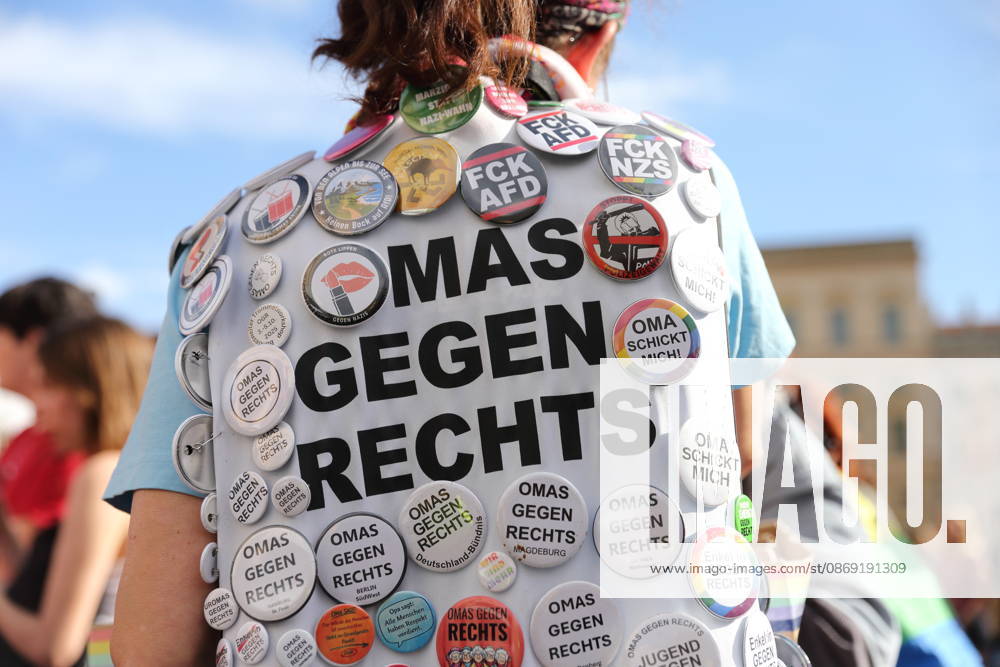 Eine Demonstrantin steht mit vielen Omas gegen Rechts Ansteckern auf dem Alten Markt während einer Demonstration für die Überprüfung rechtsextremer Parteien durch das Bundesverfassungsgericht, Potsdam, 10. Oktober 2026. Prüf-Demo in Potsdam