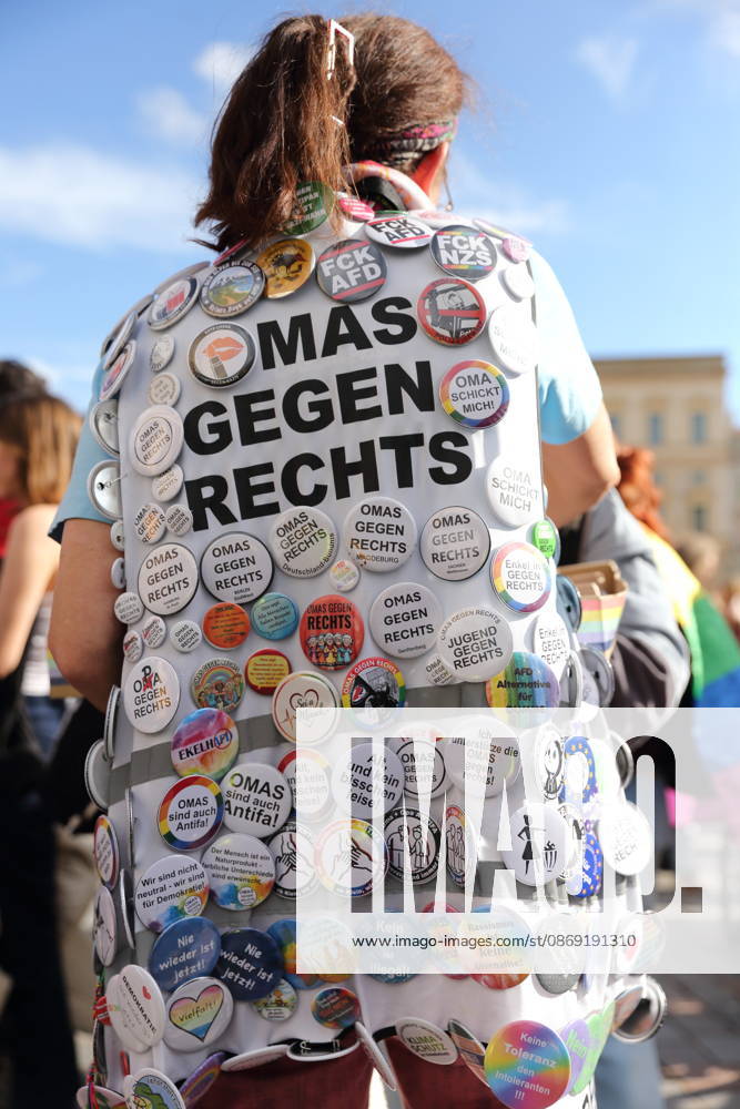 Eine Demonstrantin steht mit vielen Omas gegen Rechts Ansteckern auf dem Alten Markt während einer Demonstration für die Überprüfung rechtsextremer Parteien durch das Bundesverfassungsgericht, Potsdam, 10. Oktober 2026. Prüf-Demo in Potsdam