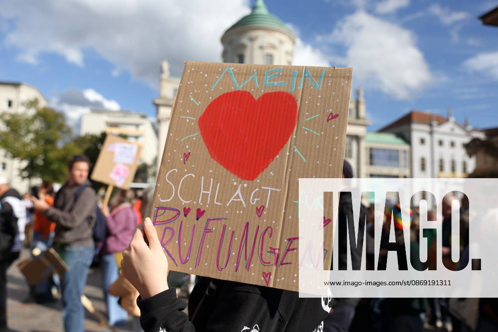 Eine Demonstrantin steht mit Schild Mein Herz schlägt für Prüfungen auf dem Alten Markt während einer Demonstration für die Überprüfung rechtsextremer Parteien durch das Bundesverfassungsgericht, Potsdam, 10. Oktober 2026. Prüf-Demo in Potsdam