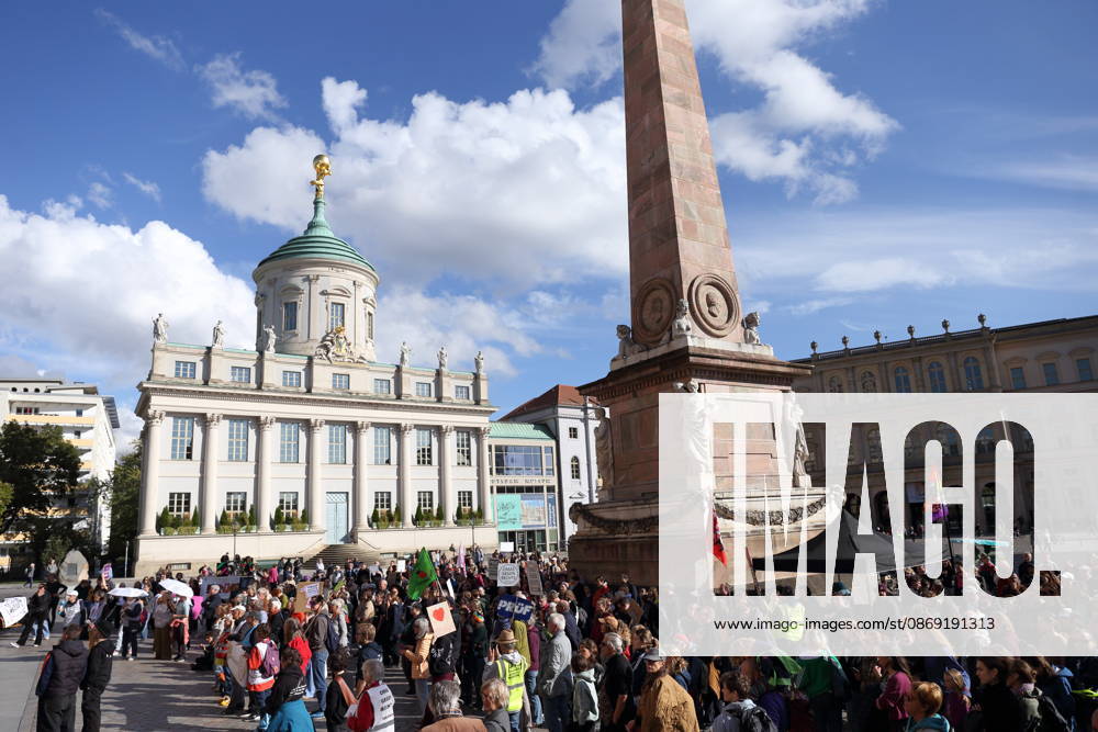 Demonstranten stehen auf dem Alten Markt während einer Demonstration für die Überprüfung rechtsextremer Parteien durch das Bundesverfassungsgericht, Potsdam, 10. Oktober 2026. Prüf-Demo in Potsdam