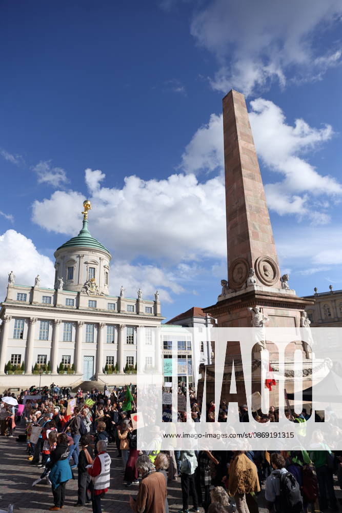 Demonstranten stehen auf dem Alten Markt während einer Demonstration für die Überprüfung rechtsextremer Parteien durch das Bundesverfassungsgericht, Potsdam, 10. Oktober 2026. Prüf-Demo in Potsdam