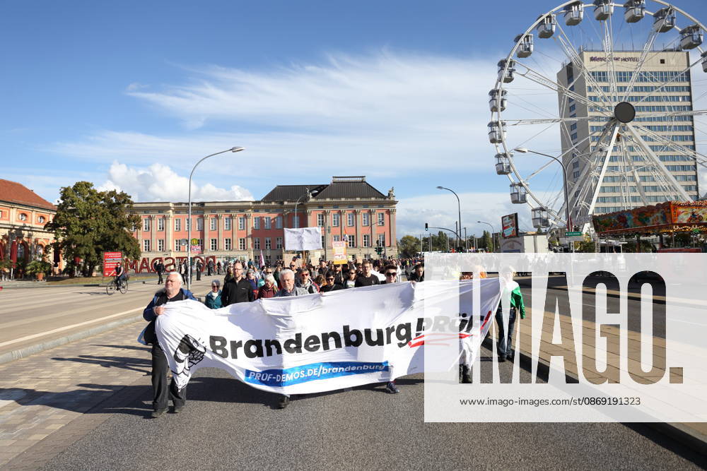 Demonstranten laufen mit Banner Brandenburg Prüf! auf der Breiten Straße während einer Demonstration für die Überprüfung rechtsextremer Parteien durch das Bundesverfassungsgericht, Potsdam, 10. Oktober 2026. Prüf-Demo in Potsdam