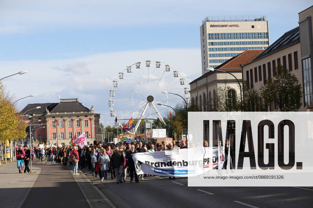 Demonstranten laufen mit Banner Brandenburg Prüf! auf der Breiten Straße während einer Demonstration für die Überprüfung rechtsextremer Parteien durch das Bundesverfassungsgericht, Potsdam, 10. Oktober 2026. Prüf-Demo in Potsdam