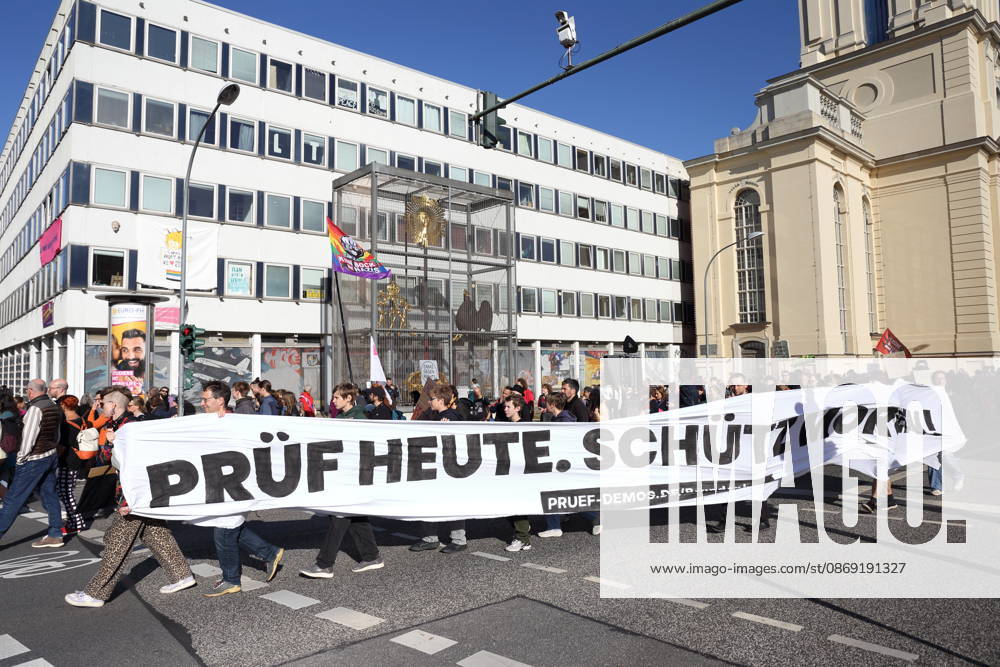 Demonstranten laufen mit Banner Prüf heute. Schütz morgen! am Rechenzentrum während einer Demonstration für die Überprüfung rechtsextremer Parteien durch das Bundesverfassungsgericht, Potsdam, 10. Oktober 2026. Prüf-Demo in Potsdam