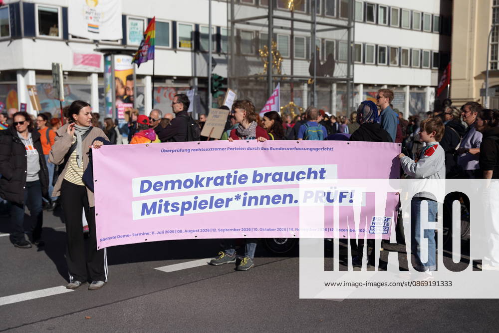 Demonstranten laufen mit Banner Demokratie braucht Mitspieler*innen. Prüf! während einer Demonstration für die Überprüfung rechtsextremer Parteien durch das Bundesverfassungsgericht, Potsdam, 10. Oktober 2026. Prüf-Demo in Potsdam