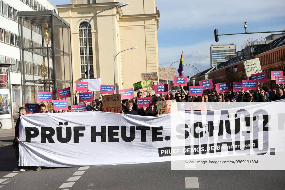 Demonstranten stehen mit Banner Prüf heute. Schütz morgen! auf der Breiten Straße während einer Demonstration für die Überprüfung rechtsextremer Parteien durch das Bundesverfassungsgericht, Potsdam, 10. Oktober 2026. Prüf-Demo in Potsdam