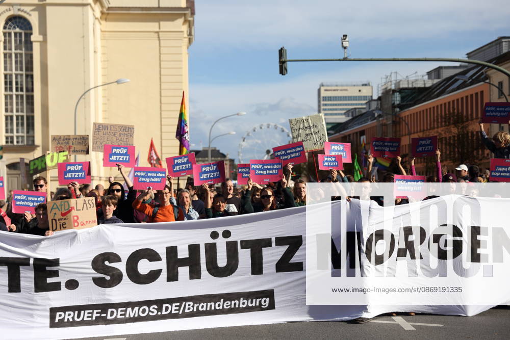 Demonstranten stehen mit Banner Prüf heute. Schütz morgen! auf der Breiten Straße während einer Demonstration für die Überprüfung rechtsextremer Parteien durch das Bundesverfassungsgericht, Potsdam, 10. Oktober 2026. Prüf-Demo in Potsdam