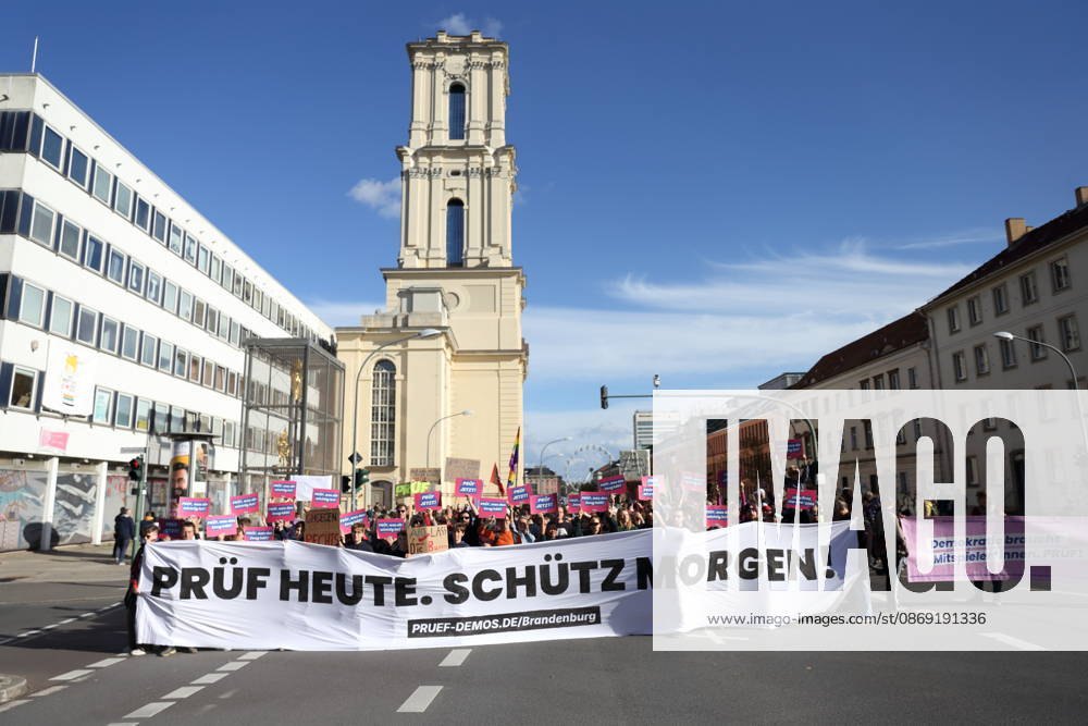 Demonstranten stehen mit Banner Prüf heute. Schütz morgen! auf der Breiten Straße während einer Demonstration für die Überprüfung rechtsextremer Parteien durch das Bundesverfassungsgericht, Potsdam, 10. Oktober 2026. Prüf-Demo in Potsdam