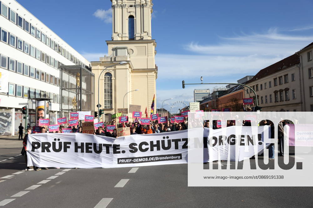 Demonstranten stehen mit Banner Prüf heute. Schütz morgen! auf der Breiten Straße während einer Demonstration für die Überprüfung rechtsextremer Parteien durch das Bundesverfassungsgericht, Potsdam, 10. Oktober 2026. Prüf-Demo in Potsdam