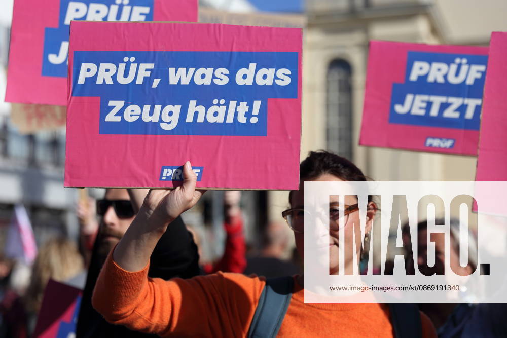 Eine Demonstrantin steht mit Schild Prüf, was das Zeug hält! auf der Breiten Straße während einer Demonstration für die Überprüfung rechtsextremer Parteien durch das Bundesverfassungsgericht, Potsdam, 10. Oktober 2026. Prüf-Demo in Potsdam