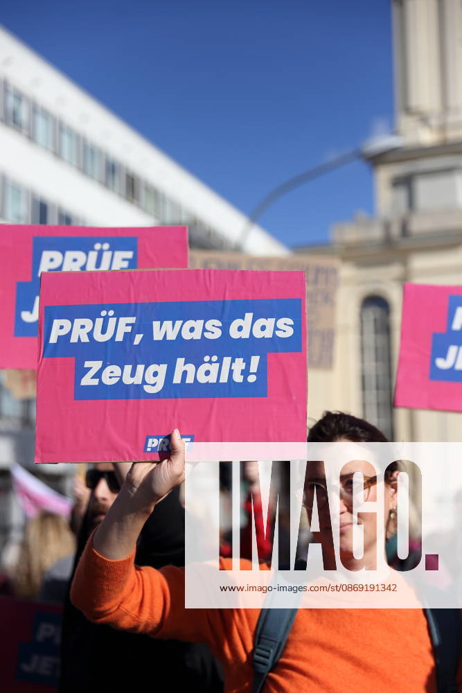 Eine Demonstrantin steht mit Schild Prüf, was das Zeug hält! auf der Breiten Straße während einer Demonstration für die Überprüfung rechtsextremer Parteien durch das Bundesverfassungsgericht, Potsdam, 10. Oktober 2026. Prüf-Demo in Potsdam